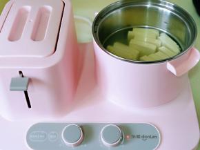 将豆腐焯水，锅中加入水烧开，下入豆腐，最大档煮沸捞出备用。