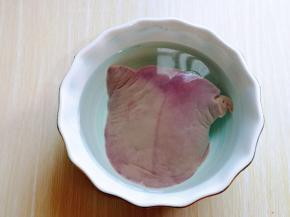 猪肝一定要清洗干净，首先要用冷水浸泡1小时以上，反复换清水，加入面粉，用手不停地搓，加入盐，继续用手不停地搓，浸泡15分钟。