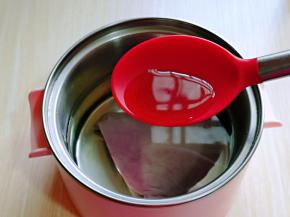 将泡好的猪肝放入锅中，加入清水，在加入料酒。