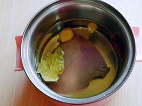 再加入姜片，香叶。