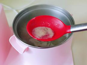 烧开后，撇出浮沫，加入1勺生抽，煮30左右。