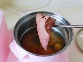 可以用筷子扎一下，轻松扎透就可以捞出。