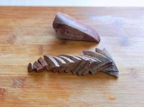 煮好的猪肝凉一会，再切片。