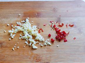 蒜去皮切碎，辣椒去根切碎。