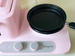 起油锅，将油烧热。