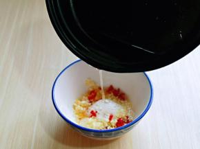 再将热油倒入蒜末与辣椒中，再加入生抽，拌均匀。