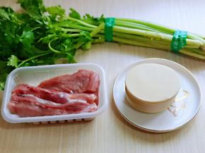 准备食材，猪肉我选用的后腿肉，可以根据个人喜欢选择。