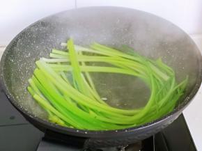 首先将芹菜也洗摘掉，之后再焯水，水烧开后放入芹菜，大火煮1分钟捞过冷水，再捞出淋干水分。