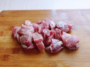 猪肉用温水冲洗干净，切小块。