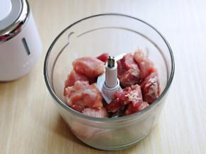 放入绞肉机中。