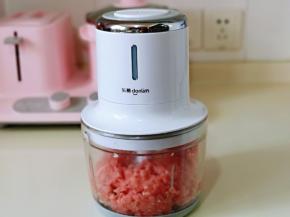 启动绞肉机，将猪肉绞成肉糜。