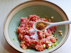 再加入十三香。(不喜欢可以不加)