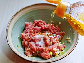 加入食用油，筷子拌均匀。