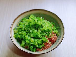 再加入切好的芹菜。