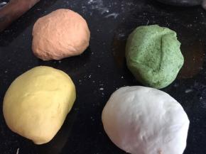 把三种菜泥分别加入1克酵母和100克面粉搅拌均匀后，揉成光滑面团，再把剩下的面粉和酵母拌匀加水适量清水揉成光滑面团，四种面团分别密封发酵至两倍大。