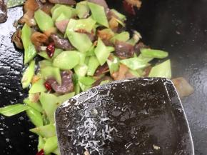 调入少许味精炒匀即可