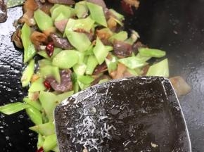 调入少许味精炒匀即可