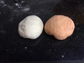 胡萝卜泥中加入一半的酵母和面粉揉成光滑面团，发酵至两倍大，剩下的酵母和面粉混合加少许水揉成光滑面团，发酵至两倍大