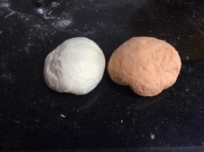 胡萝卜泥中加入一半的酵母和面粉揉成光滑面团，发酵至两倍大，剩下的酵母和面粉混合加少许水揉成光滑面团，发酵至两倍大