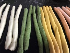 把发酵好的面团揉搓排气，再分成等量的小剂子，再搓成长条