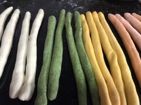把发酵好的面团揉搓排气，再分成等量的小剂子，再搓成长条