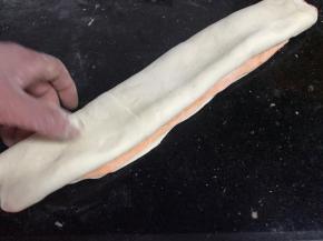 把两种面皮叠在一起，再折三折