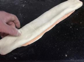 把两种面皮叠在一起，再折三折
