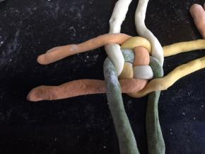 最后是绿色面条压住红色面条