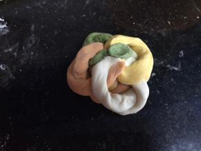 翻面把面头捏紧