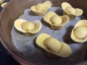 放入铺好纱布的蒸屉上，醒发10分钟，放入开水锅中蒸10分钟即可