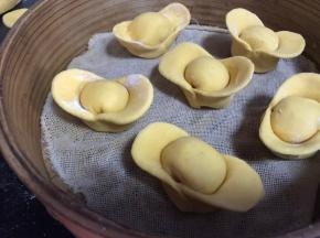 放入铺好纱布的蒸屉上，醒发10分钟，放入开水锅中蒸10分钟即可