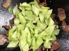 加入莴笋片炒断生