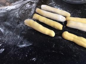 再把小剂子搓成长条