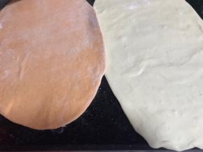 把发酵好的面团揉搓排气，再擀成面皮