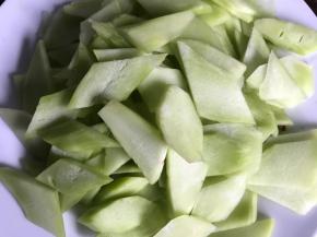 莴笋去皮洗净后切片