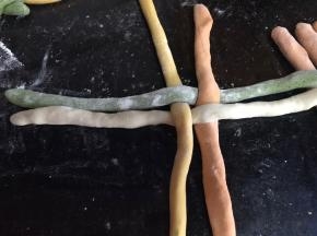 一样拿一条交叉一起