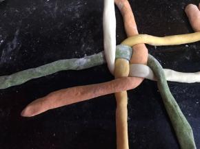 再是白色面条压住绿色面条