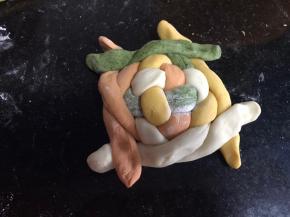 以此类推第三圈跟第一圈一样进行下去，最后把每个交接的面头压实