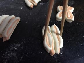 拿两个面条，底部相靠，用筷子在中间位置夹紧
