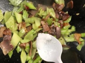 调入少许盐，炒匀