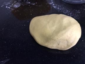 把所有食材放入容器中，拌匀后揉成光滑面团，密封发酵至两倍大