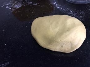 把所有食材放入容器中，拌匀后揉成光滑面团，密封发酵至两倍大