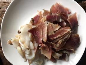 腊肉洗净后切薄片