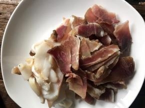 腊肉洗净后切薄片