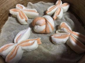 放入铺好纱布的蒸屉上，醒发15分钟，放入开水锅中蒸15分钟即可