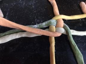 再是红色面条压住黄色面条