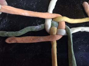 然后是第二圈，逆向来压，我从红色开始压住白色面条