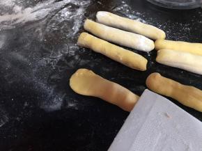 用刮刀在两头的三分之一处，用力压实