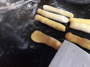用刮刀在两头的三分之一处，用力压实