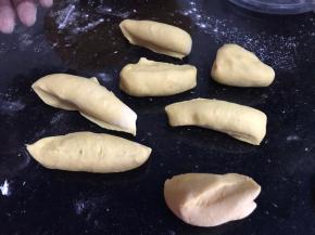 发酵好的面团揉搓排气，分成均匀的小剂子